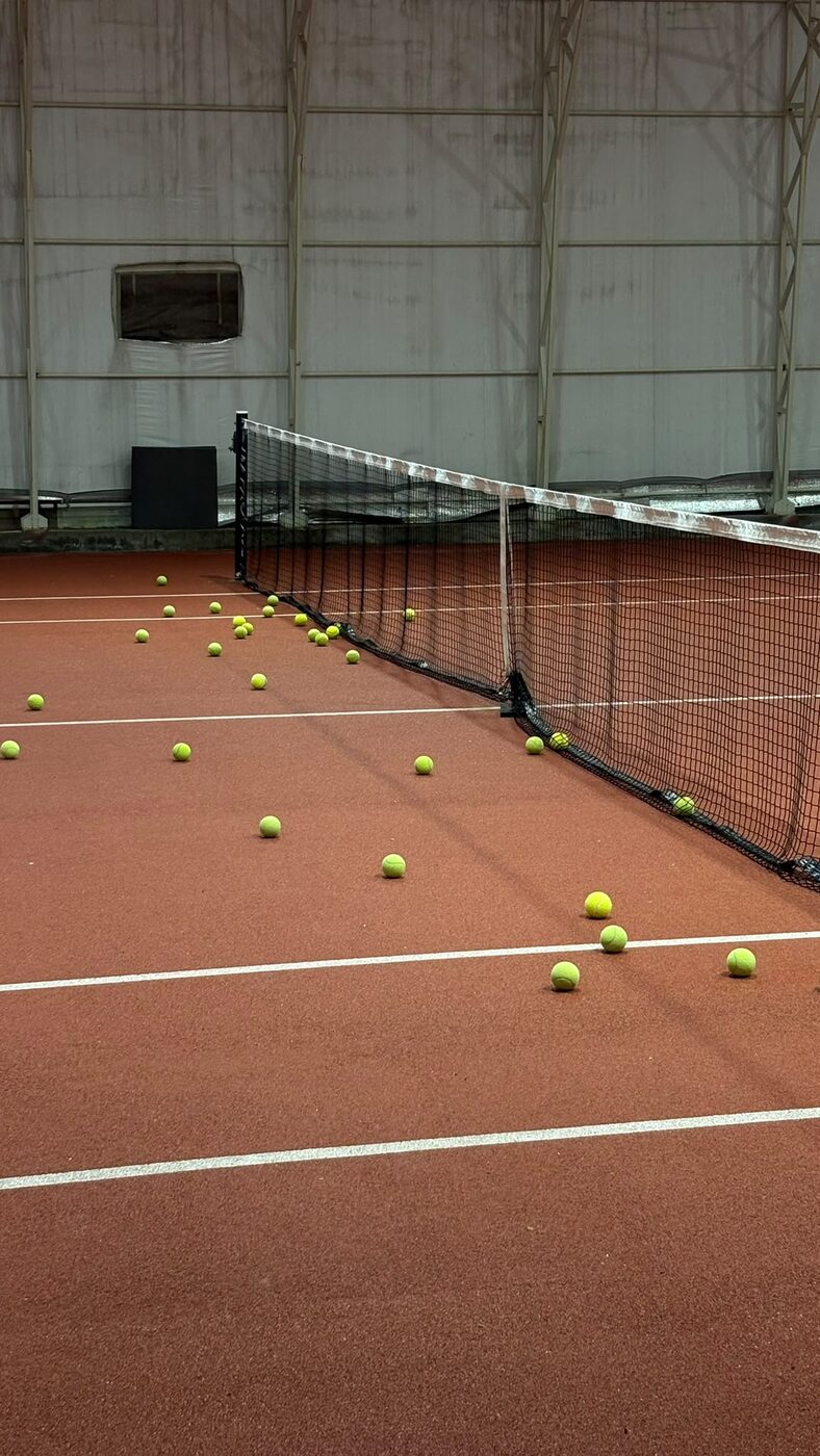 Antrenman sonrası kortta duran tenis topları