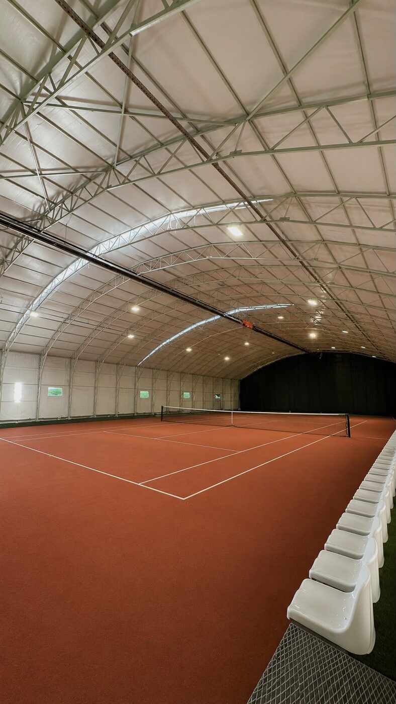 Topluluğun antrenman yaptığı kapalı toprak tenis kortu